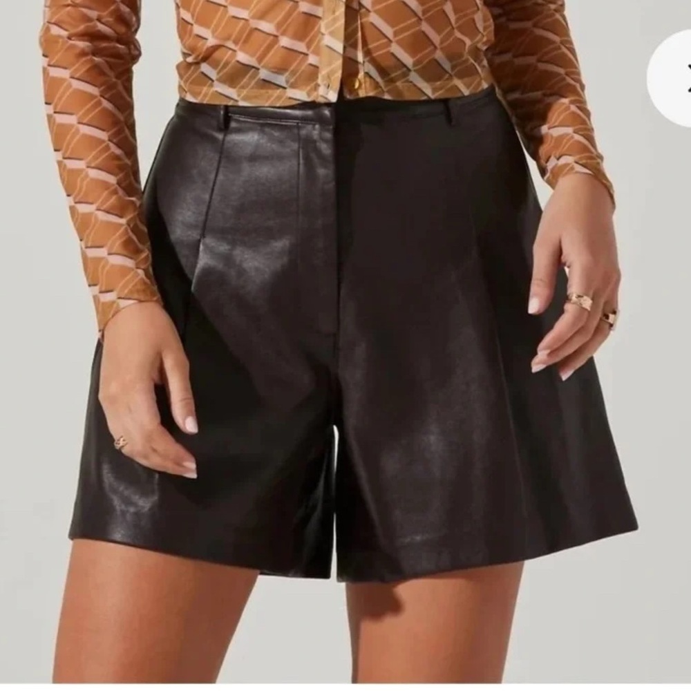 Astr the label Faux Leather High-Rise Shorts - Dark Brown